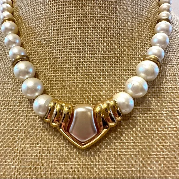 Vintage 1980’s Napier Necklace faux pearls, gold tone comes to a point, “V” - Picture 4 of 14
